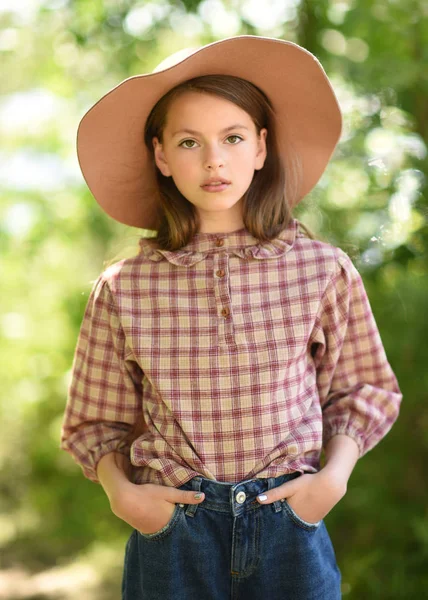 Yaz aylarında açık havada Genç kız portresi