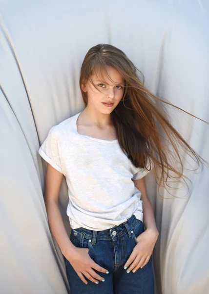 Nyáron Szabadban Fiatal Lány Portréja — Stock Fotó