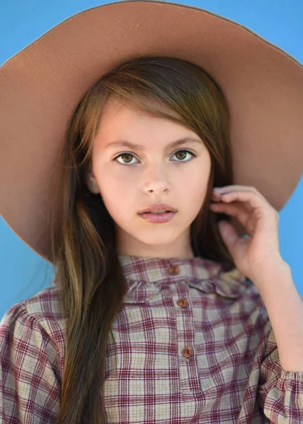 Portret Van Een Jong Meisje Buiten Zomer — Stockfoto