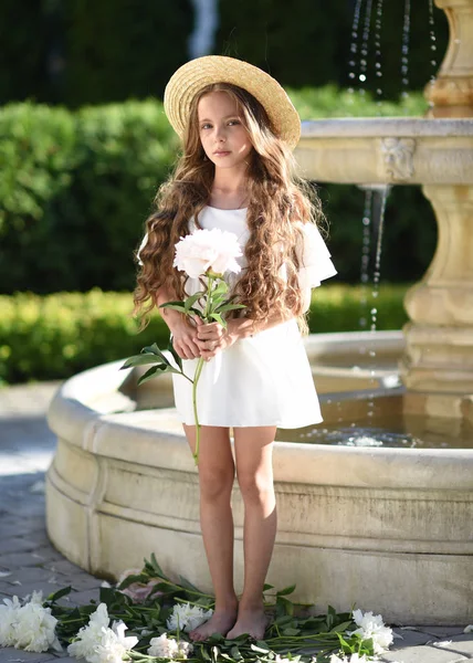 Portret Van Klein Meisje Buiten Zomer — Stockfoto