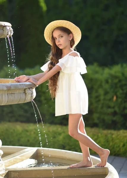 Portret Van Klein Meisje Buiten Zomer — Stockfoto