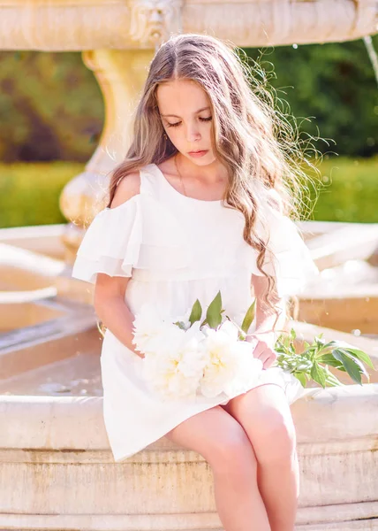 Portret Van Klein Meisje Buiten Zomer — Stockfoto