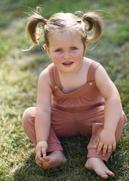 Portret Van Klein Meisje Buiten Zomer — Stockfoto