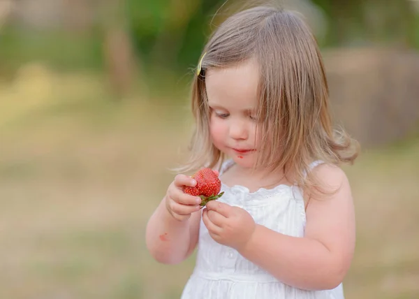 Portrait Little Girl Outdoors Summer — Stock Photo, Image