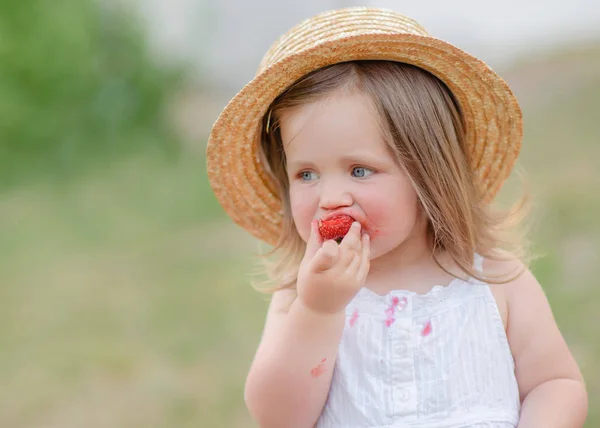 Portrait Little Girl Outdoors Summer — Stock Photo, Image