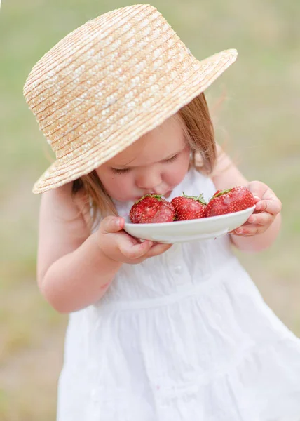 Portrait Little Girl Outdoors Summer — Stock Photo, Image