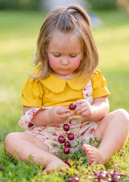 Portrait Little Girl Outdoors Summer — Stock Photo, Image