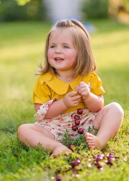 Ritratto Bambina All Aperto Estate — Foto Stock