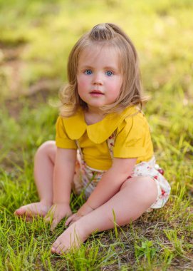 Yazın açık havada küçük bir kızın portresi.