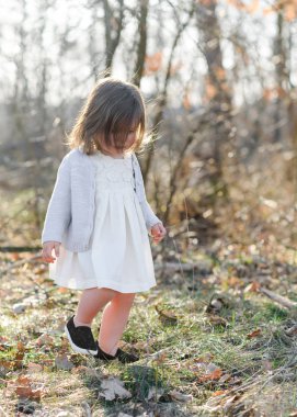 Yazın açık havada küçük bir kızın portresi.