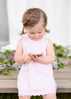 Yazın açık havada küçük bir kızın portresi.