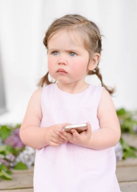 Yazın açık havada küçük bir kızın portresi.