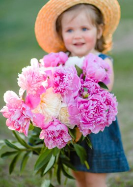 Yazın açık havada küçük bir kızın portresi.