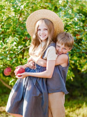 bir oğlan ve kız yaz aylarında portre