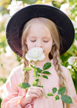 Yazın açık havada küçük bir kızın portresi.