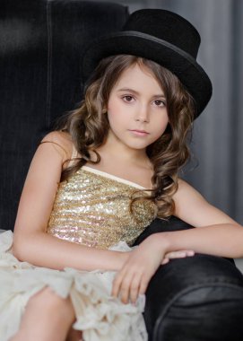 Yazın açık havada küçük bir kızın portresi.