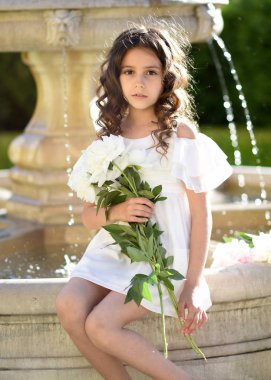 Yazın açık havada küçük bir kızın portresi.