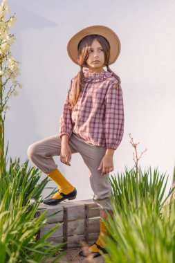 Yazın açık havada küçük bir kızın portresi.