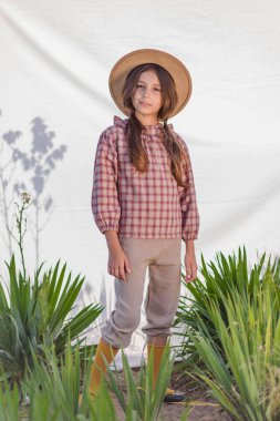 Yazın açık havada küçük bir kızın portresi.