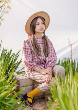 Yazın açık havada küçük bir kızın portresi.