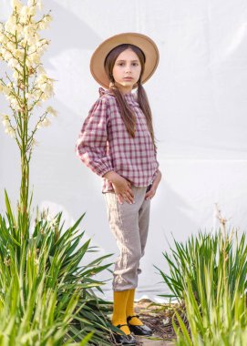 Yazın açık havada küçük bir kızın portresi.