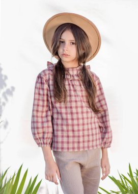 Yazın açık havada küçük bir kızın portresi.