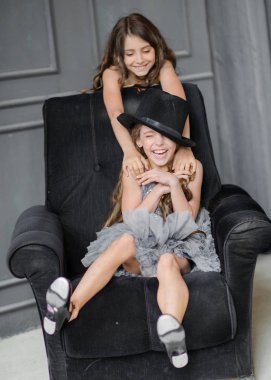 bir yaz doğa üzerindeki Girlfriends iki kız portresi