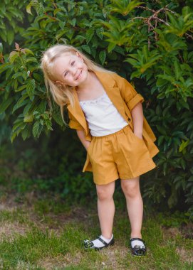 Yazın açık havada küçük bir kızın portresi.