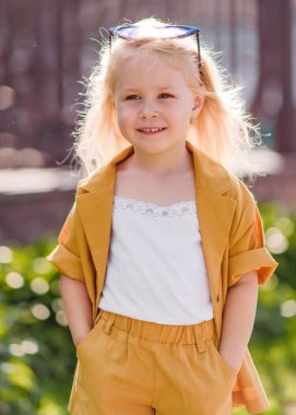 Yazın açık havada küçük bir kızın portresi.