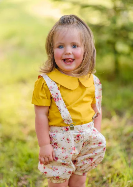 Portret Van Klein Meisje Buiten Zomer — Stockfoto