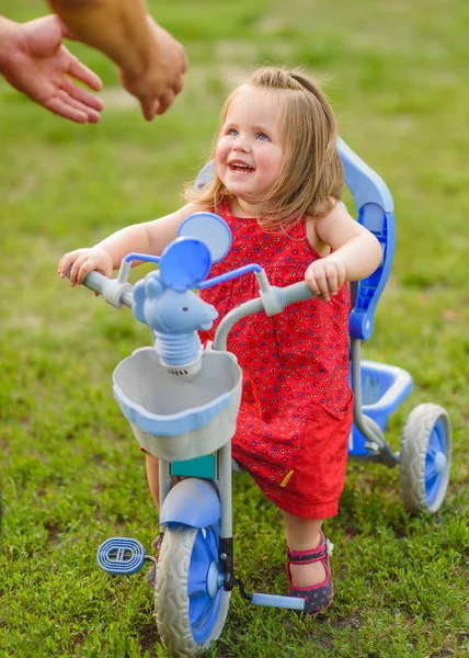 Porträt Eines Kleinen Mädchens Sommer — Stockfoto