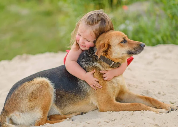 Porträt Eines Kleinen Mädchens Sommer — Stockfoto