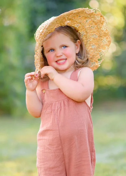 Yazın açık havada küçük bir kızın portresi.