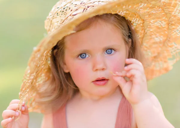 Portret Van Klein Meisje Buiten Zomer — Stockfoto