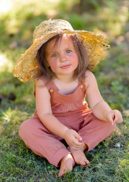 Yazın Açık Havada Küçük Bir Kızın Portresi — Stok fotoğraf