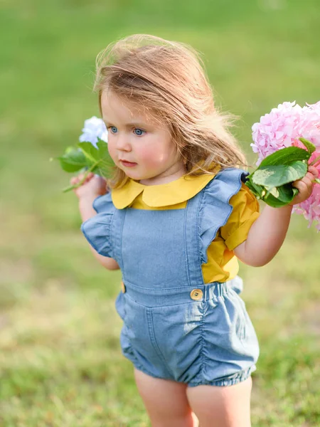 Portret Van Klein Meisje Buiten Zomer — Stockfoto