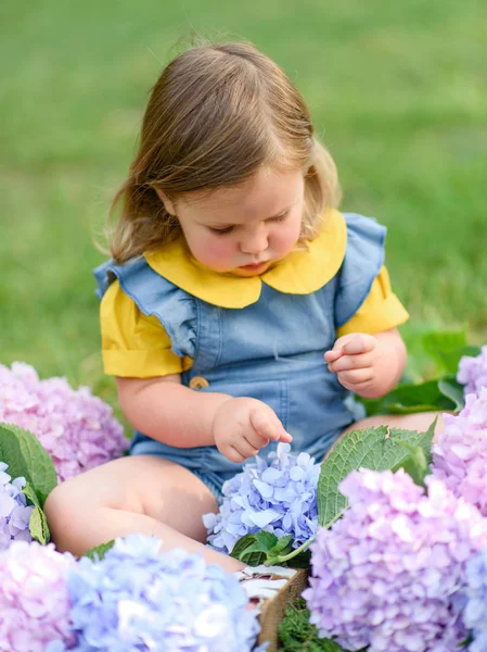 Portret Van Klein Meisje Buiten Zomer — Stockfoto