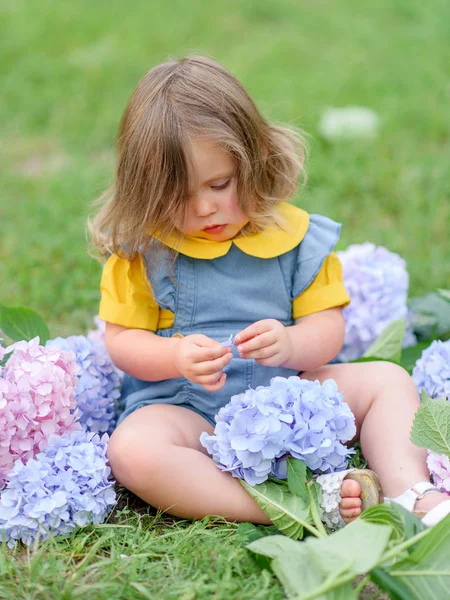 Portret Van Klein Meisje Buiten Zomer — Stockfoto