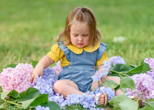 Portret Van Klein Meisje Buiten Zomer — Stockfoto