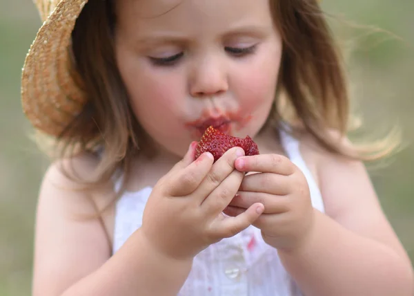 Portrait Little Girl Outdoors Summer — Stock Photo, Image