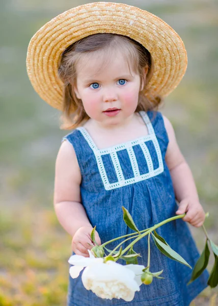 Portret Van Klein Meisje Buiten Zomer — Stockfoto