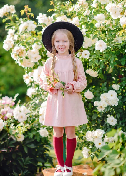 Πορτρέτο Του Μικρού Κοριτσιού Εξωτερικούς Χώρους Καλοκαίρι — Φωτογραφία Αρχείου