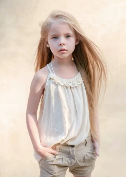 Portret Dziewczynki Świeżym Powietrzu Lecie — Zdjęcie stockowe