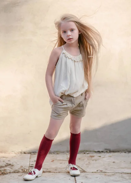 Портрет Маленькой Девочки Открытом Воздухе Летом — стоковое фото