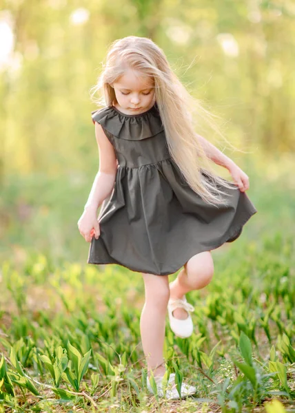 Porträt Eines Kleinen Mädchens Sommer — Stockfoto