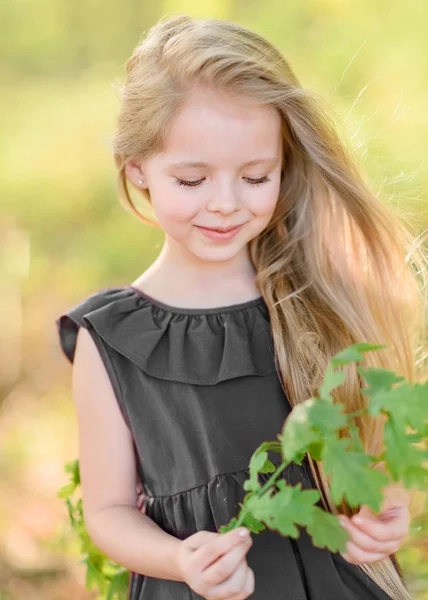 Portret Van Klein Meisje Buiten Zomer — Stockfoto