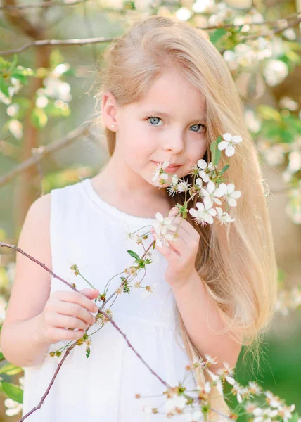 Portret Van Klein Meisje Buiten Zomer — Stockfoto