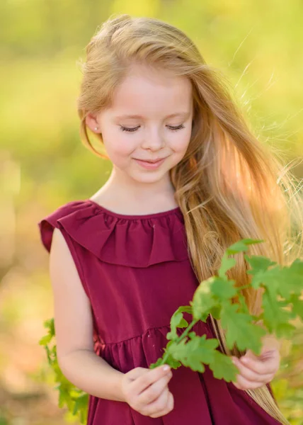 Portret Van Klein Meisje Buiten Zomer — Stockfoto