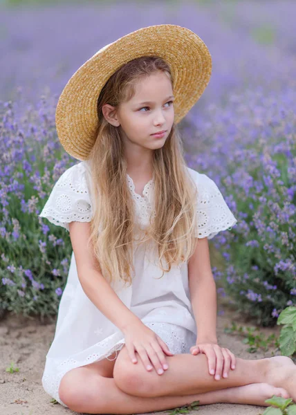 Portret Van Klein Meisje Buiten Zomer — Stockfoto