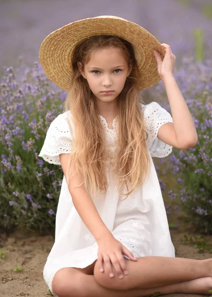 Πορτρέτο Του Μικρού Κοριτσιού Εξωτερικούς Χώρους Καλοκαίρι — Φωτογραφία Αρχείου